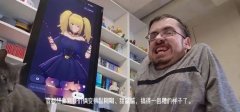 人对着屏幕上卡成PPT的Ani